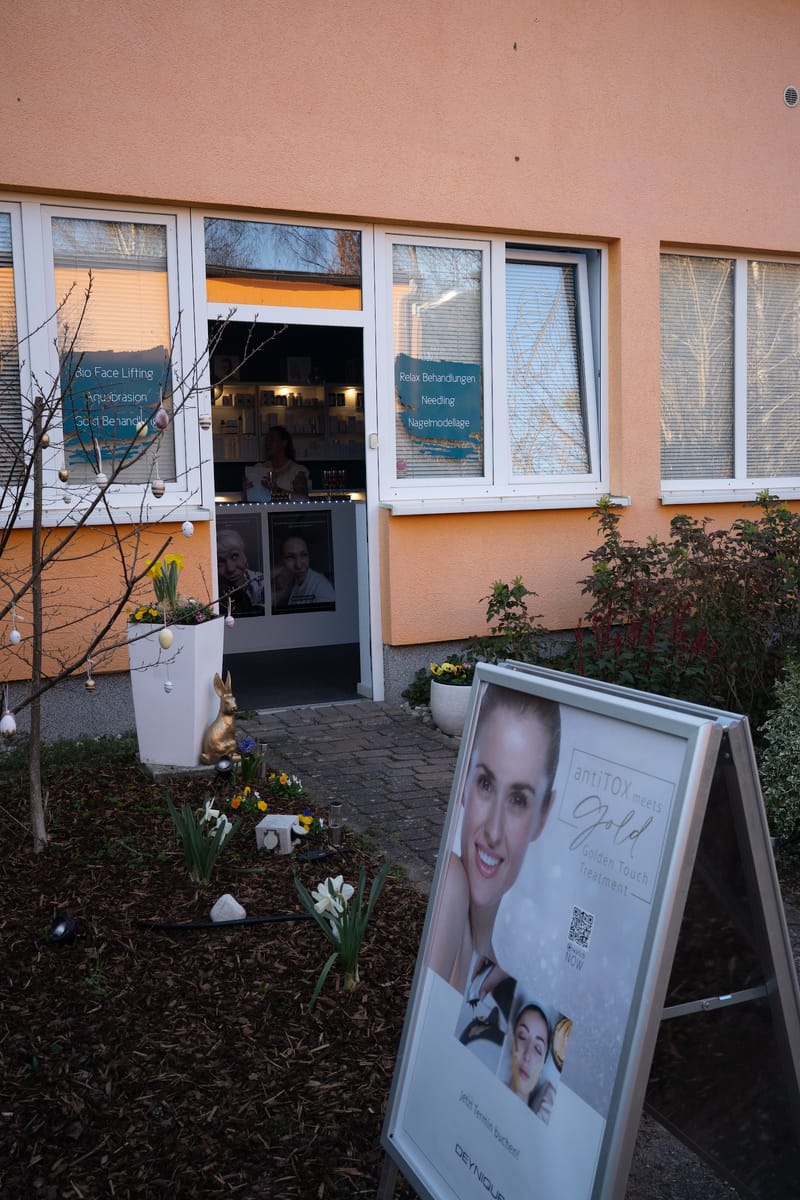 Eingang des NaKo Kosmetikstudios in der Sportwelt Strausberg
