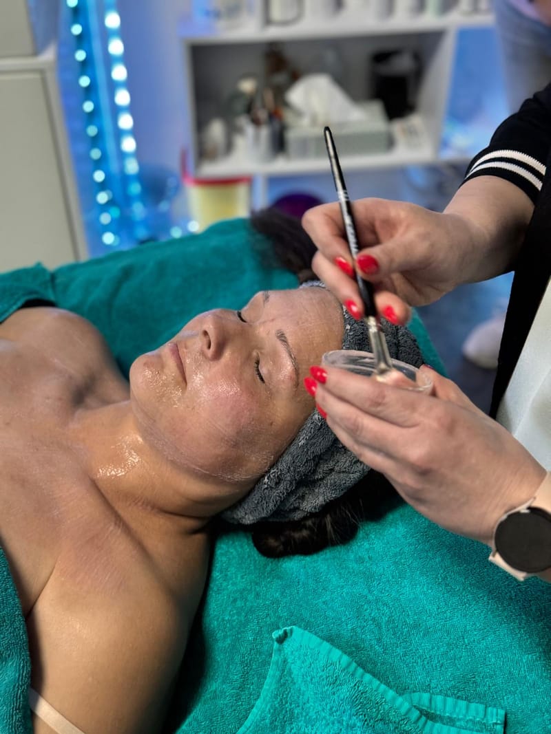 Wimpern- und Brauenbehandlung mit Pinzette im NaKo Kosmetikstudio Strausberg