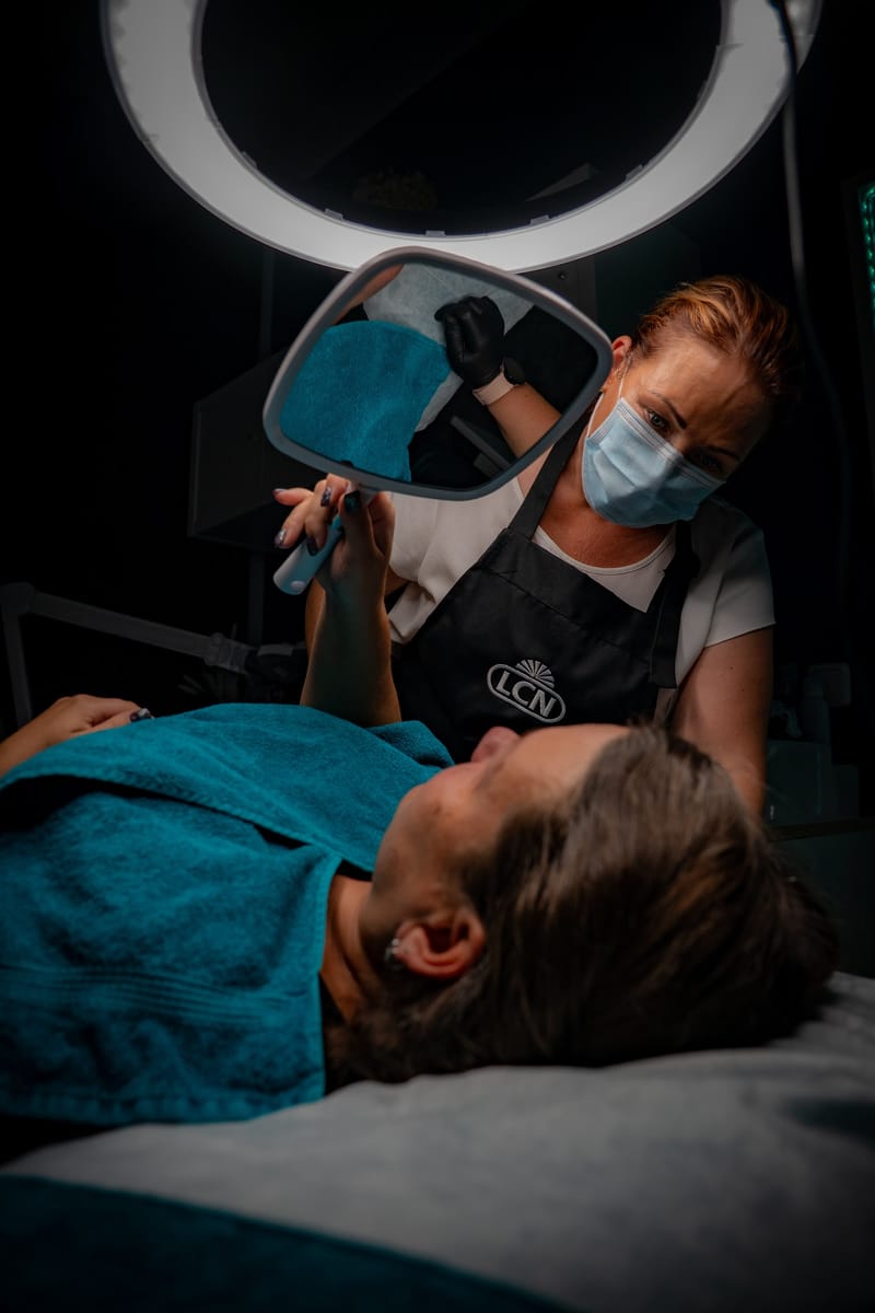 Wimpernbehandlung unter dem Ringlicht im NaKo Kosmetikstudio Strausberg